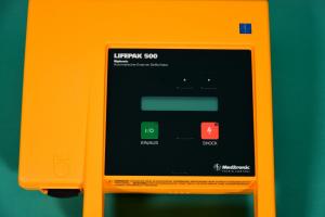 PHYSIO CONTROL Lifepak 500 defibrillator, 3D biphasic AED, German software and menu naviga