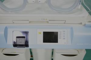 DRÄGER Isolette 8000plus, mobile incubator for newborns. Continuous monitoring of central