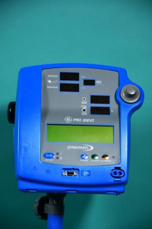 GE Dinamap PRO 300V2. Monitor for measurement of NIBP,pulse, SpO2 with battery function an