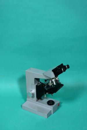 LEITZ SM-Lux type 020-441.010 binocular (10 x) laboratory microscope with (5x) objective c