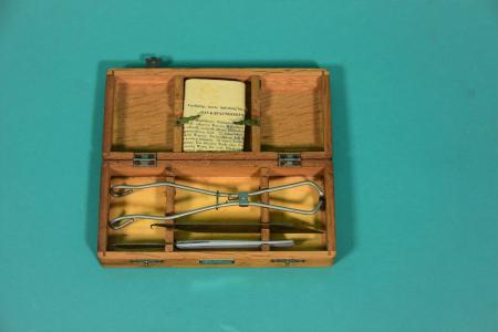 HAUPTNER antiquarian wooden instrument case. The instrument set is used for caponising chi